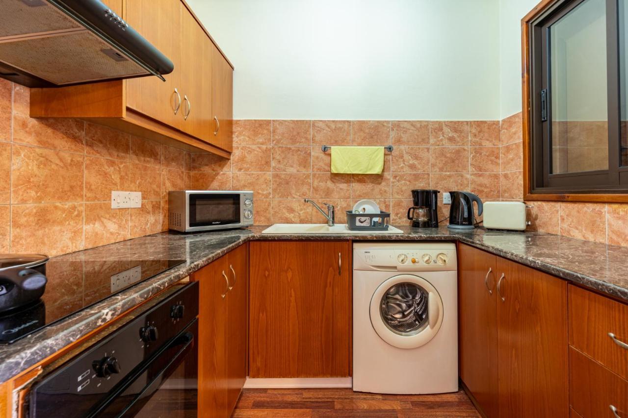 Celine'S 2 Bedrooms Apartment In Larnaca Center Екстер'єр фото